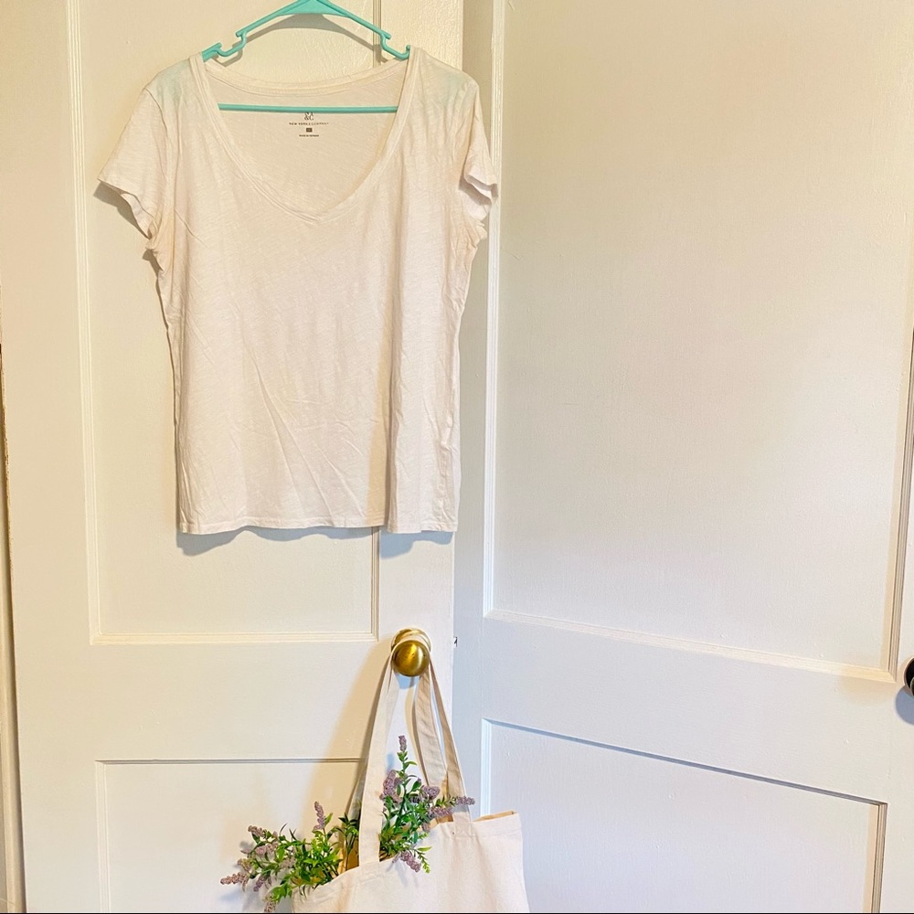 NY&CO - Large White V-Neck Top